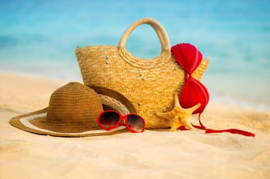 Yaz plaj aksesuarları ile. Masmavi deniz üzerinde arka plan bulanıklık