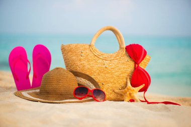 Yaz plaj aksesuarları ile. Masmavi deniz üzerinde arka plan bulanıklık