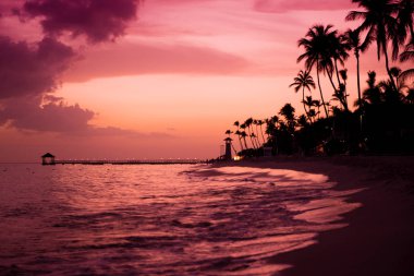 Karayip Denizi'nin kıyısında günbatımı. Dominik günbatımı.