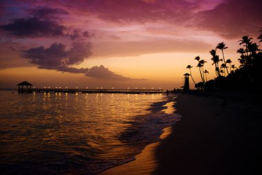 Karayip Denizi'nin kıyısında günbatımı. Dominik günbatımı.