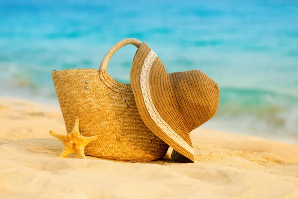 Playa de verano con accesorios. Blur mar azul en el fondo — Foto de Stock
