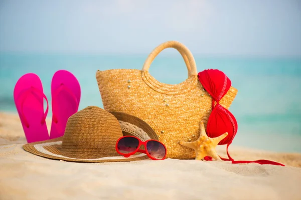 Yaz plaj aksesuarları ile. Masmavi deniz üzerinde arka plan bulanıklık