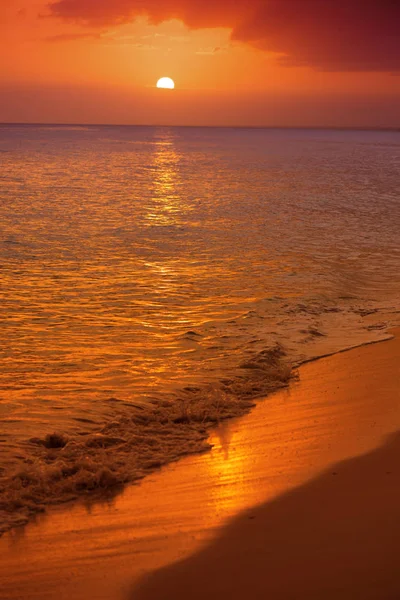 Sunset on the coast of the Caribbean Sea. Dominican sunset. — Stock Photo, Image