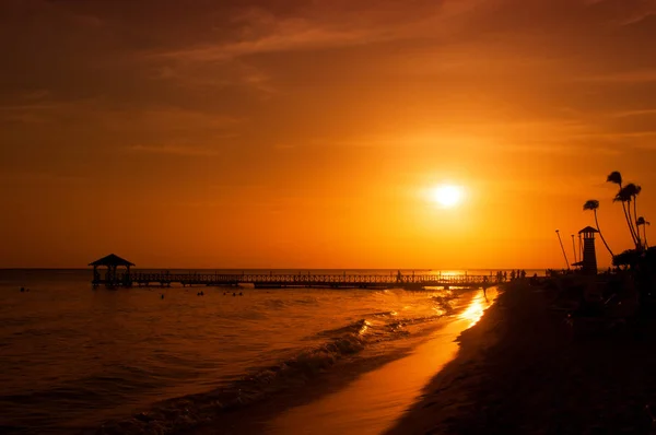 Puesta de sol en la costa del Mar Caribe. Atardecer dominicano . — Foto de Stock