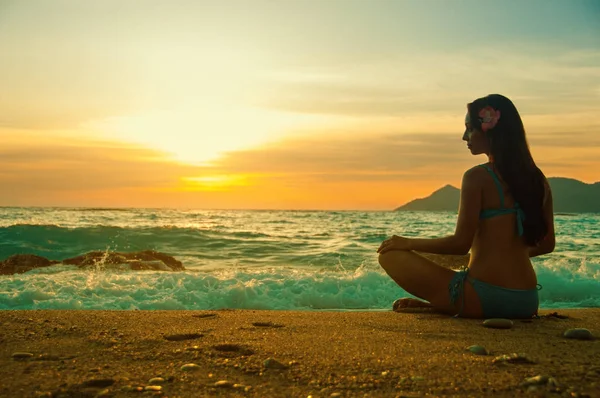 Силует жінка йога на морському пляжі на заході сонця — стокове фото