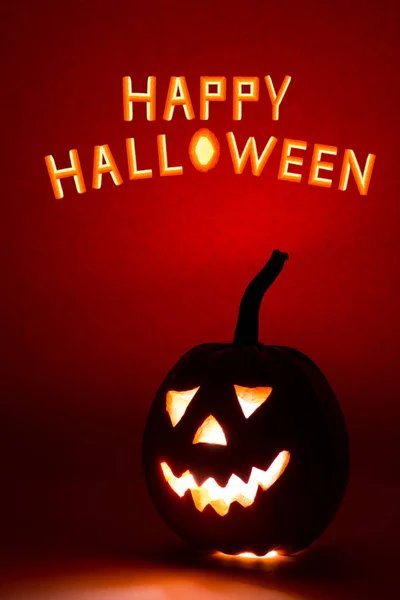 Счастливого Хэллоуина тыква, смешное лицо на красном фоне — стоковое фото