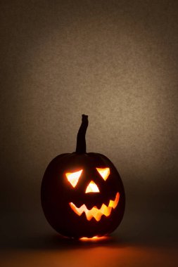 Cadılar Bayramı Balkabağı siyah artalan üzerinde korkunç yüzü