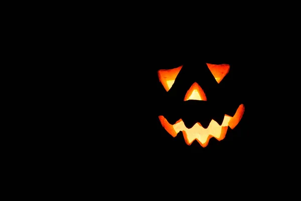 Halloween pompoen met eng gezicht op zwarte achtergrondkleur — Stockfoto