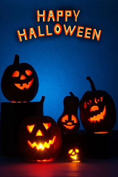 Calabaza de Halloween con un candelero, cara divertida sobre un fondo azul . —  Fotos de Stock