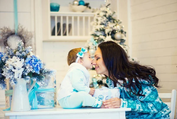 Mutter und Tochter in Weihnachtsstimmung. — Stockfoto