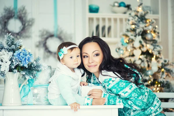 Mutter und Tochter in Weihnachtsstimmung. — Stockfoto