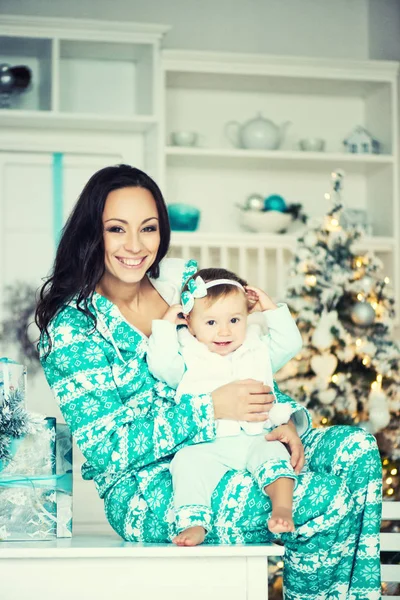 Mamá y su hija en el estado de ánimo de Navidad . —  Fotos de Stock