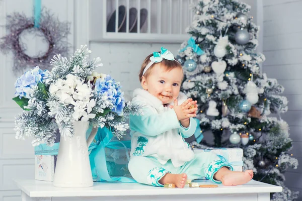 달콤한 작은 소녀는 초콜릿 캔디를 먹고 있다. 크리스마스 분위기. — 스톡 사진