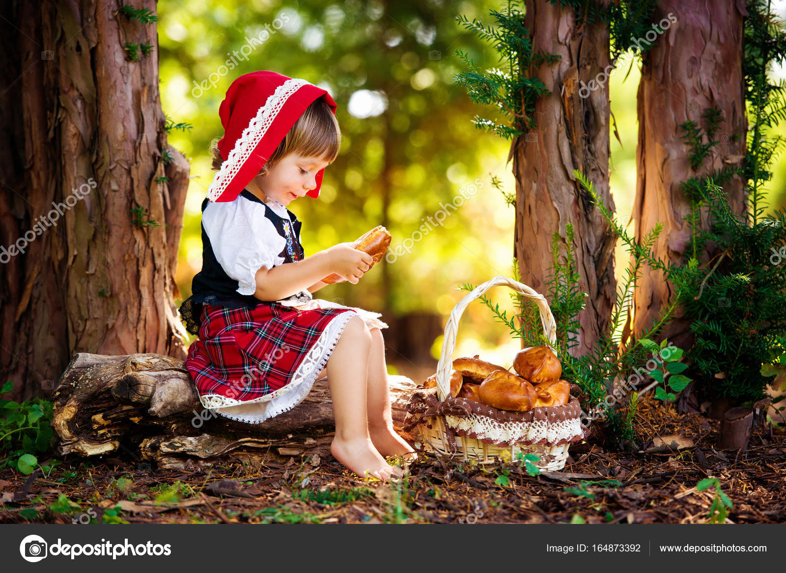 шапка красной шапочки. корзина с пирожками красной шапочки. лукошко с пирожками. корзина с пирожками красной шапочки. корзина с пирогами для детей.