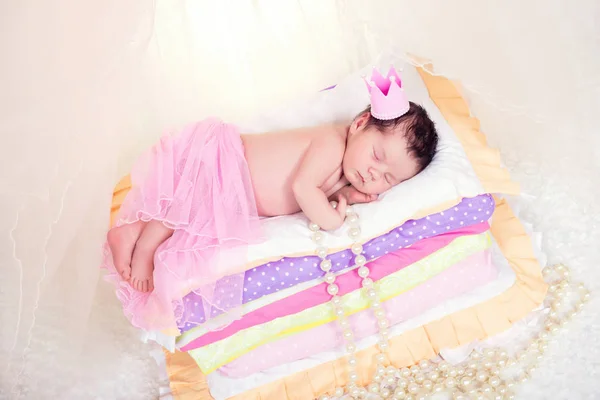 Yeni doğan bebek kız minder yatak üzerinde uyuyan bir taç. Peri Prenses ve bezelye — Stok fotoğraf