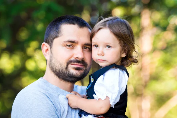Glücklicher Familien- und Vatertag. Kind Tochter küsst und umarmt Papa — Stockfoto