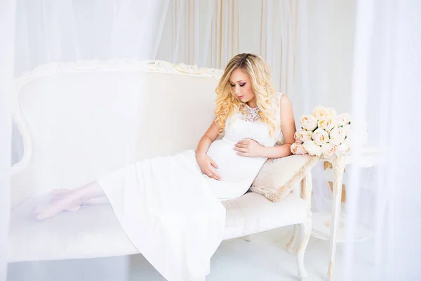 Schöne schwangere Frau, die auf das Baby wartet. Schwangerschaft. Pflege, Zärtlichkeit, Mutterschaft, Geburt. — Stockfoto