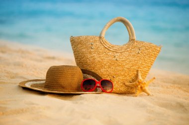 Yaz plaj aksesuarları ile. Masmavi deniz üzerinde arka plan bulanıklık