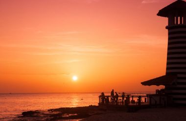 Karayip Denizi'nin kıyısında çizgili kırmızı beyaz feneri. Dominik Cumhuriyeti.