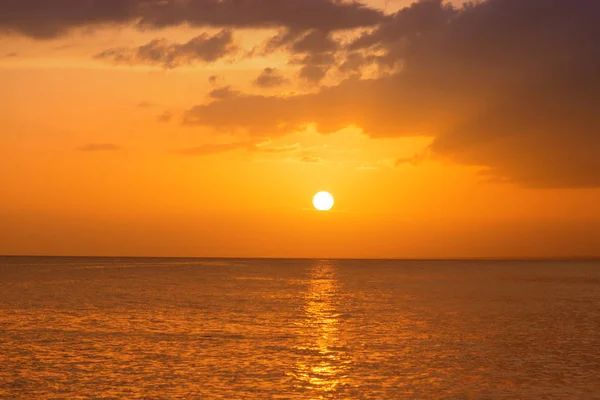 Coucher de soleil sur la côte de la mer des Caraïbes. Coucher de soleil dominicain . — Photo