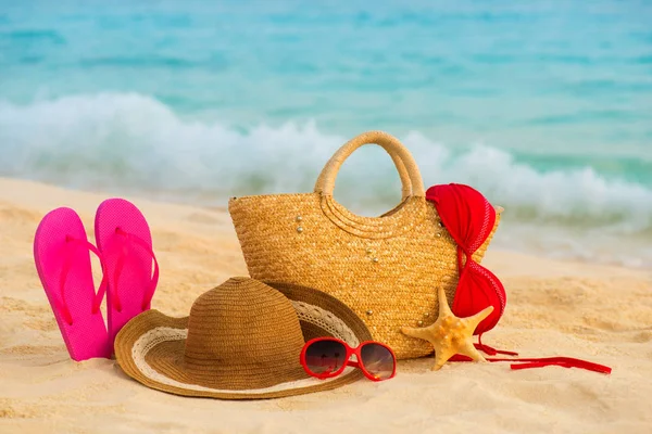 Yaz plaj aksesuarları ile. Masmavi deniz üzerinde arka plan bulanıklık