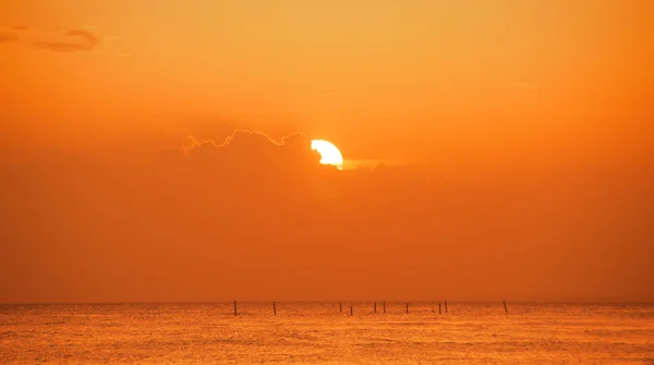 Pôr do sol na costa do Mar das Caraíbas. Pôr do sol dominicano . — Fotografia de Stock