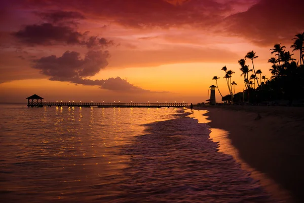 Karayip Denizi'nin kıyısında günbatımı. Dominik günbatımı.
