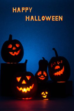 Mutlu Cadılar Bayramı Balkabağı şamdanlı, komik surat yüz mavi bir arka plan üzerinde.