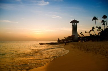 Karayip Denizi'nin kıyısında çizgili kırmızı beyaz feneri. Dominik Cumhuriyeti.