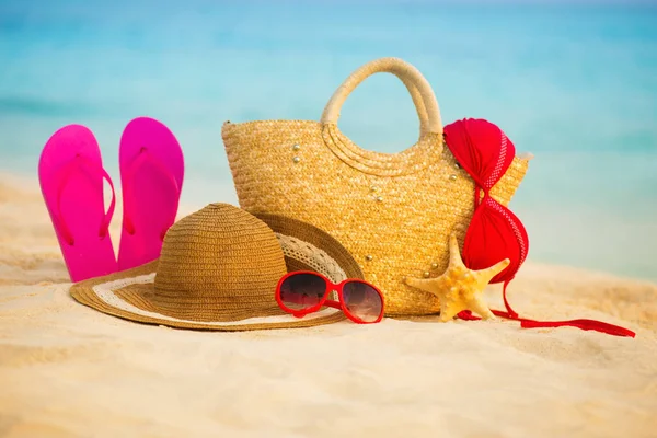 Yaz plaj aksesuarları ile. Masmavi deniz üzerinde arka plan bulanıklık