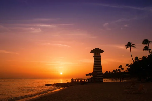 Puesta de sol en la costa del Mar Caribe. Atardecer dominicano . — Foto de Stock