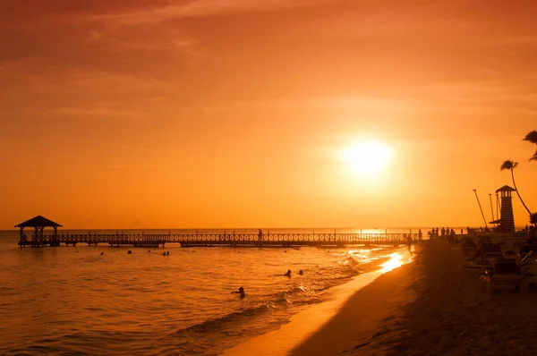 Puesta de sol en la costa del Mar Caribe. Atardecer dominicano . — Foto de Stock