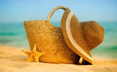 Yaz plaj aksesuarları ile. Masmavi deniz üzerinde arka plan bulanıklık