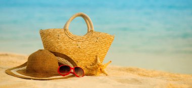 Yaz plaj aksesuarları ile. Masmavi deniz üzerinde arka plan bulanıklık