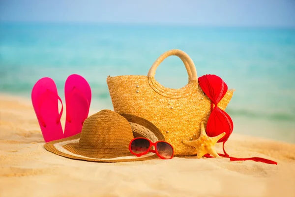 Yaz plaj aksesuarları ile. Masmavi deniz üzerinde arka plan bulanıklık