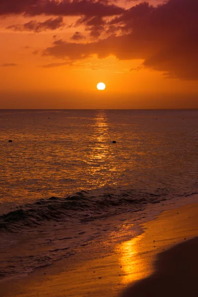 Tramonto sulla costa del Mar dei Caraibi. tramonto domenicano . — Foto Stock