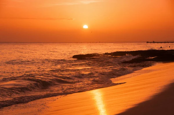 Coucher de soleil sur la côte de la mer des Caraïbes. Coucher de soleil dominicain . — Photo
