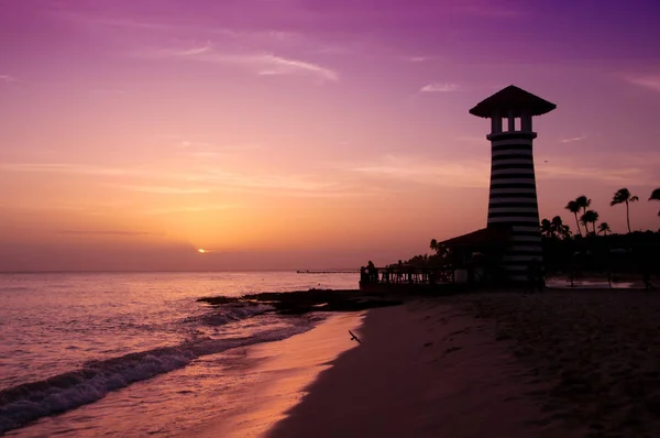 Faro de rayas blancas rojas en la costa del Mar Caribe. República Dominicana . — Foto de Stock