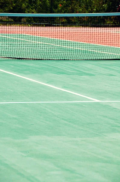 Maschen auf dem Tennisplatz. großer Tennishintergrund. — Stockfoto