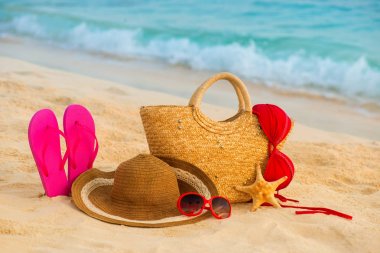 Yaz plaj aksesuarları ile. Masmavi deniz üzerinde arka plan bulanıklık