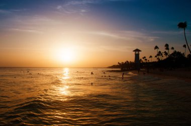 Karayip Denizi'nin kıyısında çizgili kırmızı beyaz feneri. Dominik Cumhuriyeti.