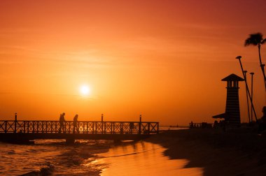 Karayip Denizi'nin kıyısında çizgili kırmızı beyaz feneri. Dominik Cumhuriyeti.