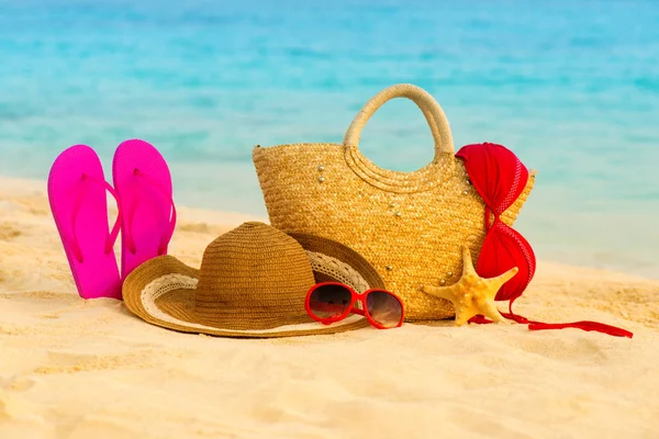 Playa de verano con accesorios. Blur mar azul en el fondo — Foto de Stock