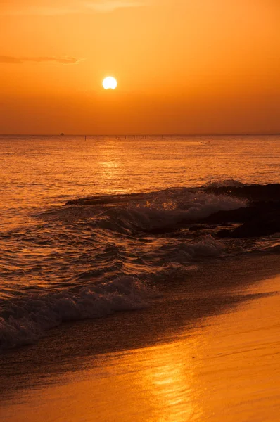 Coucher de soleil sur la côte de la mer des Caraïbes. Coucher de soleil dominicain . — Photo