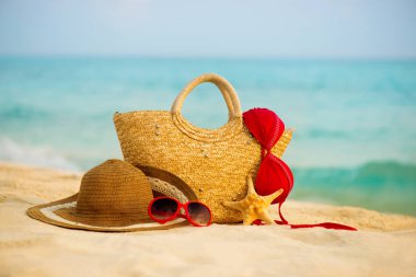 Yaz plaj aksesuarları ile. Masmavi deniz üzerinde arka plan bulanıklık