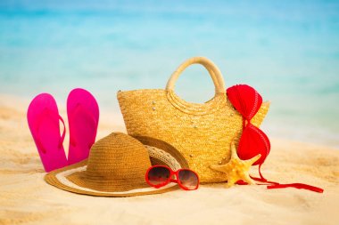 Yaz plaj aksesuarları ile. Masmavi deniz üzerinde arka plan bulanıklık