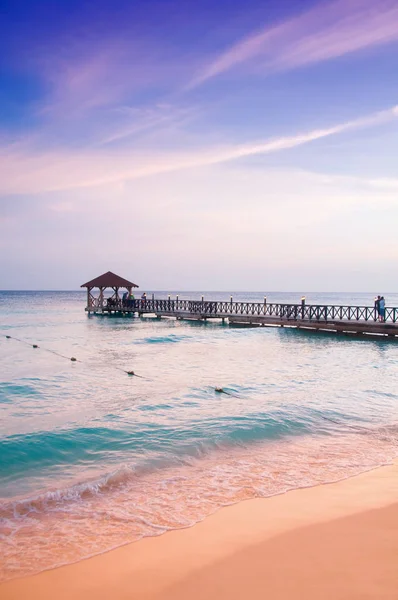 Paradis exotique. Le concept de voyage, de tourisme et de vacances. Une station tropicale dans les Caraïbes . — Photo