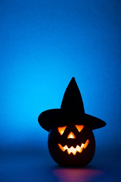 Happy Halloween pompoen met een kandelaar, grappige gezicht gezicht op een blauwe achtergrond. — Stockfoto