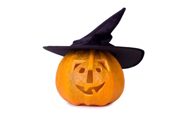 Halloween dýně, legrační obličej v klobouku, izolované na bílém pozadí — Stock fotografie