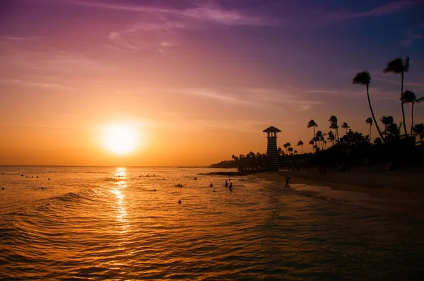 Pôr do sol na costa do Mar das Caraíbas. Pôr do sol dominicano . — Fotografia de Stock